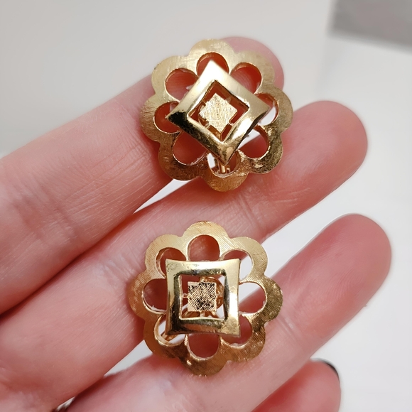 Crown TRIFARI Vintage Gold tone Square Open work Floral Clip on earrings - Picture 7 of 7